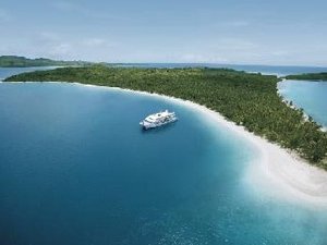 Panoramablick auf ein Kreuzfahrtschiff auf den Fijis