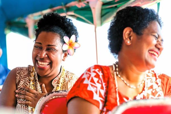 Zwei Fijianerinnen unterwegs im Bus
