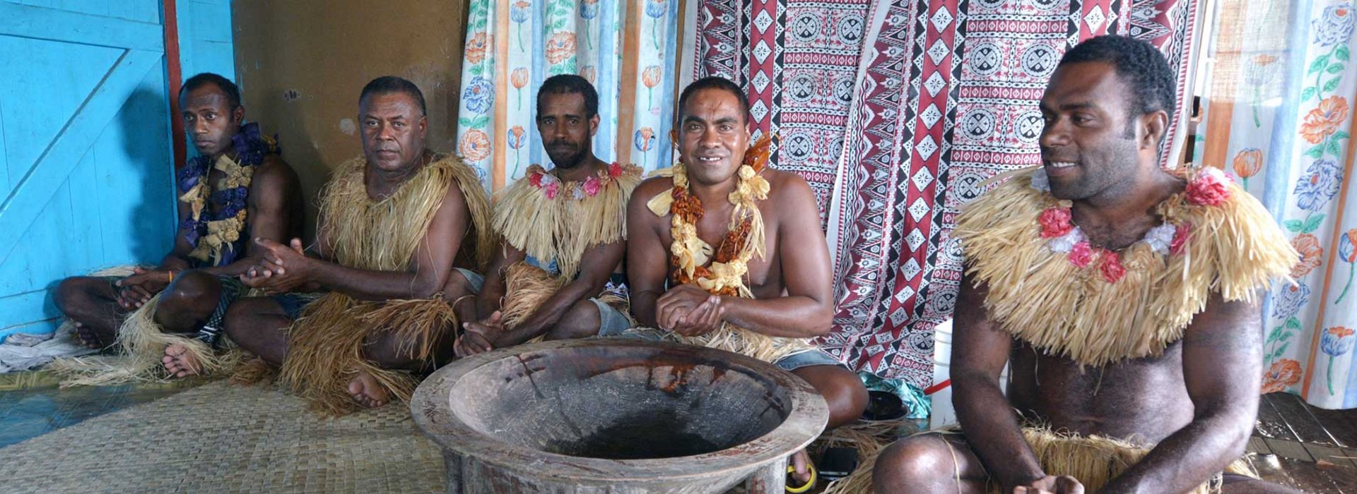 Einheimische auf FIji bei Vorbereitung der Kava Zeremonie