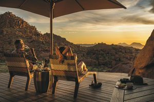 Auf der Terrasse die Aussicht auf Damaraland und den Sonnenuntergang genießen 