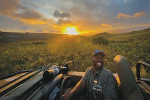 Pirschfahrt im Sonnenuntergang mit lachendem Ranger, Südafrika