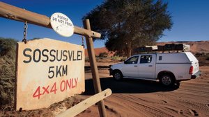 Unterwegs mit dem Mietwagen in Sossusvlei (Namibia)