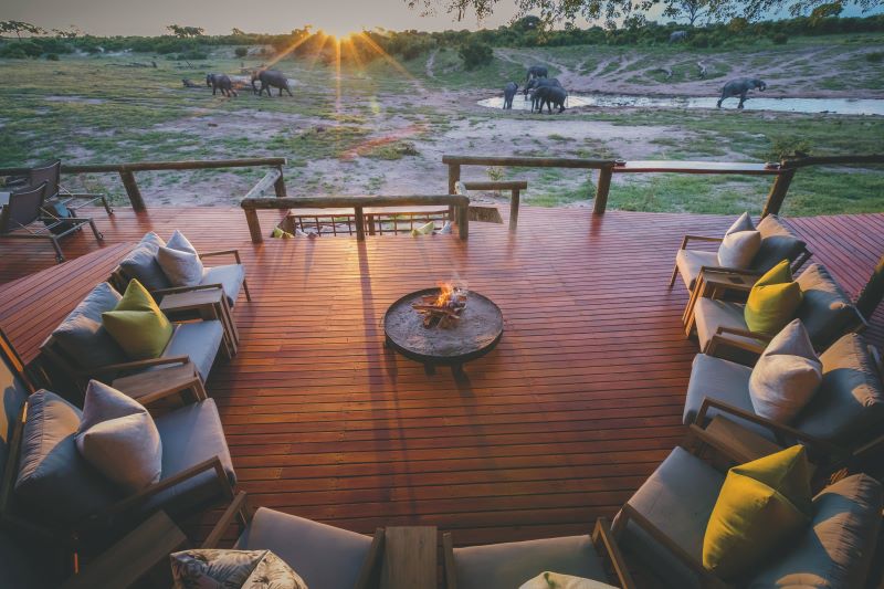 Feuerstelle mit Ausblick in der Savute Safari Lodge ©Desert&Delta Safaris