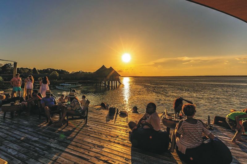 Mkoko Bar im The Sands at Chalet Island © Andras Porffy