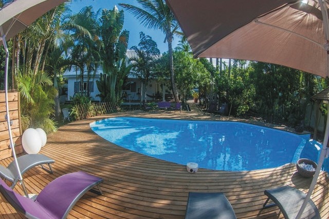 Poolbereich und Sonnendeck in der Villa Oté