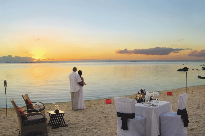 Romantisches Dinner am Strand im Beachcomber Le Victoria